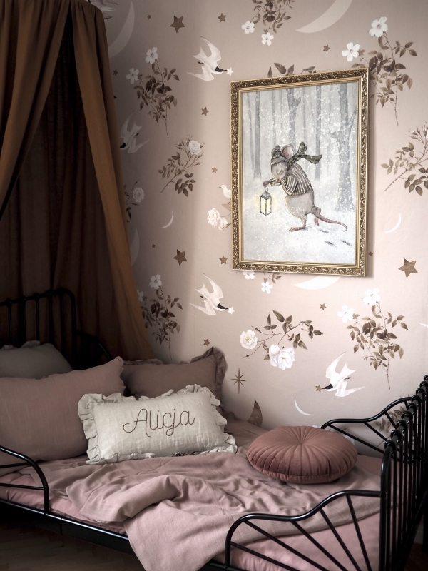 Plakat z myszką na zimowym spacerze wiszący w ramie na ścianie w pokoju urządzonym w stylu vintage.