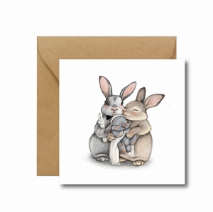 Kartka na chrzest Hi Little z ilustracją króliczej rodziny tulącej maleństwo