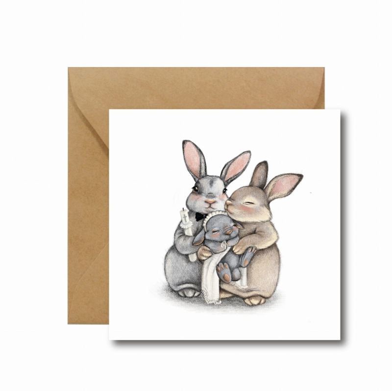 Kartka na chrzest Hi Little z ilustracją króliczej rodziny tulącej maleństwo