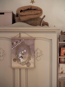 Plakat do pokoju dziecięcego „Kącik zabawy” – królik i myszka w ozdobnej ramie na pastelowym tle, ilustracja w stylu vintage