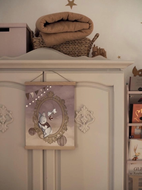 Plakat do pokoju dziecięcego „Kącik zabawy” – królik i myszka w ozdobnej ramie na pastelowym tle, ilustracja w stylu vintage