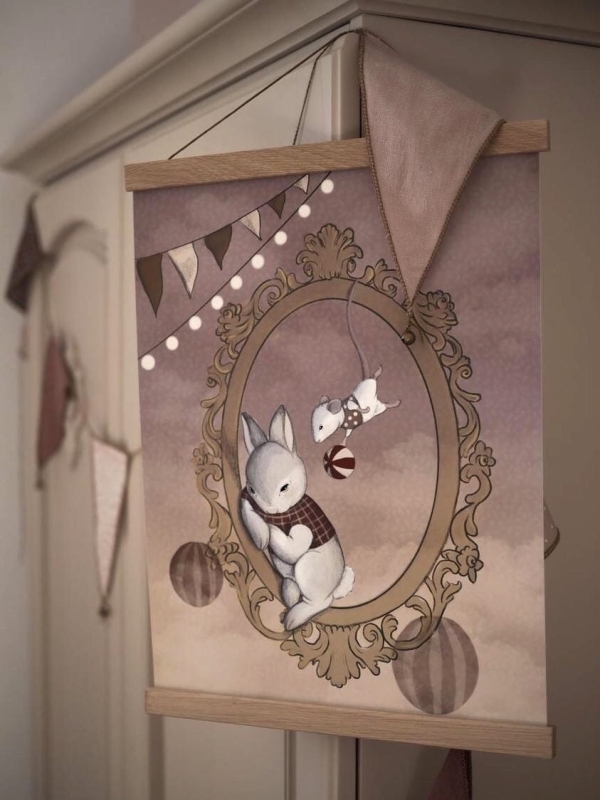 Plakat do pokoju dziecięcego „Kącik zabawy” – królik i myszka w ozdobnej ramie na pastelowym tle, ilustracja w stylu vintage