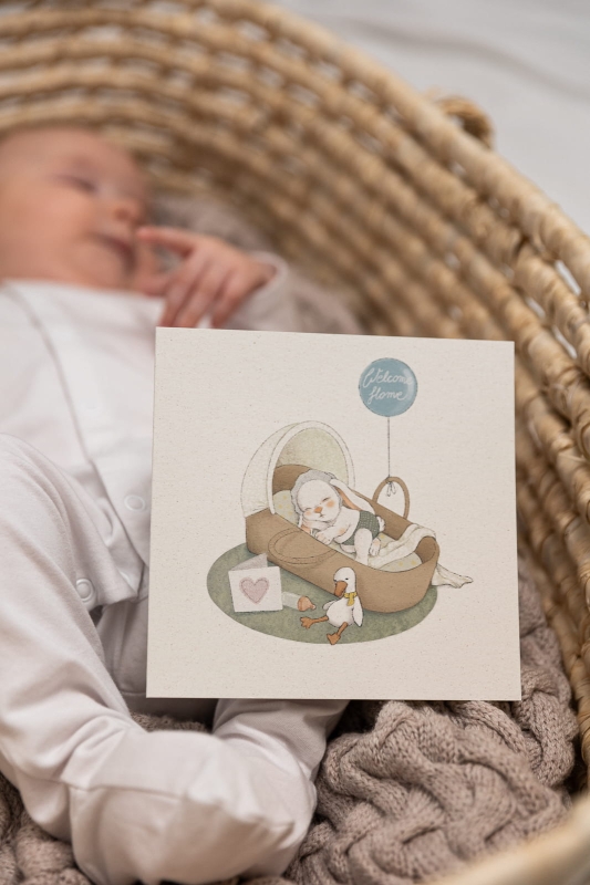 welcome home, kartka na narodziny dziecka, z króliczkiem w nosidełku z babmusa, hi little