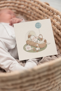 Króliczek w nosidle z maskotka kaczuszki i balonikiem z napisem Welcome Home na narodziny dziecka