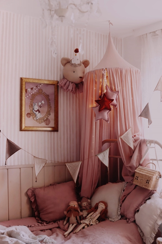 Plakat do pokoju dziecięcego „Kącik zabawy” – królik i myszka w ozdobnej ramie na pastelowym tle, ilustracja w stylu vintage