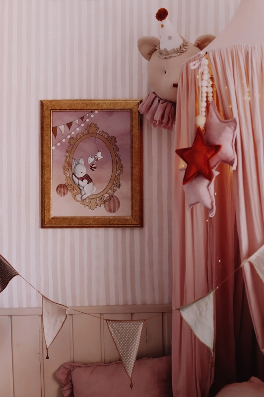 Plakat do pokoju dziecięcego „Kącik zabawy” – królik i myszka w ozdobnej ramie na pastelowym tle, ilustracja w stylu vintage