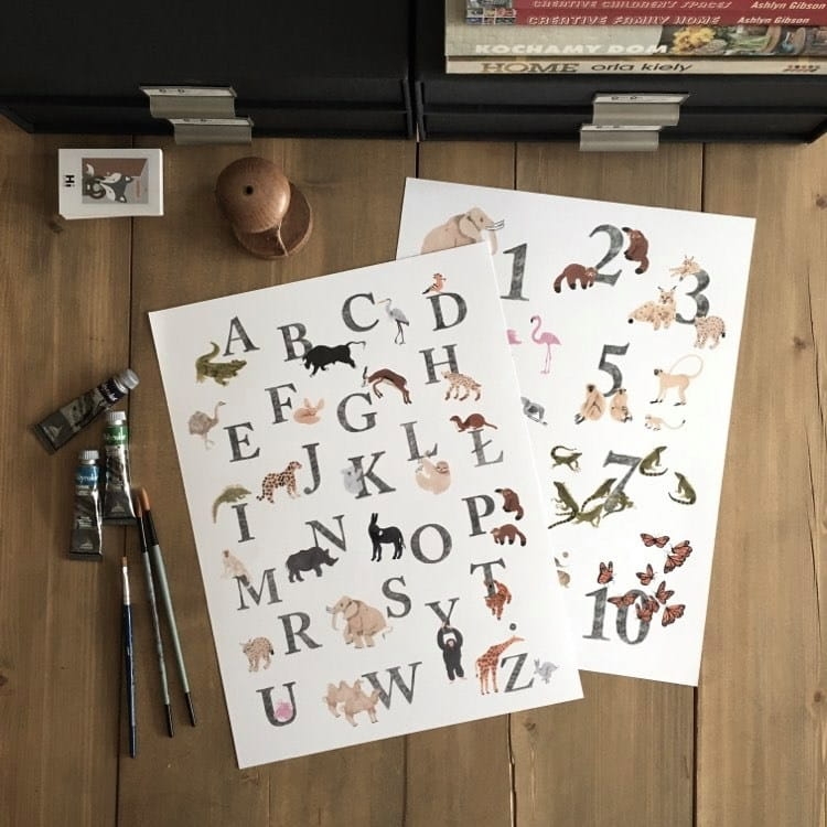 zestaw plakatów z alfabetem i liczbami Hi Little