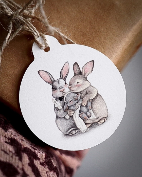 Zawieszka do prezentu na chrzest Hi Little z ilustracją króliczej rodziny z maleństwem