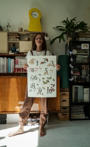 Plakat z liczbami w pokoju