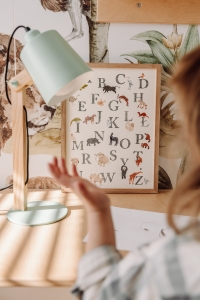 plakat do pokoju dziecka z polskim alfabetem Hi Little