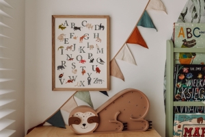 plakat w pokoju dziecka z angielskim alfabetem Hi Little