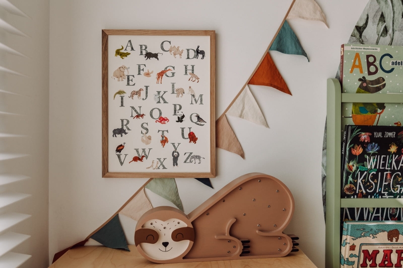 plakat w pokoju dziecka z angielskim alfabetem Hi Little