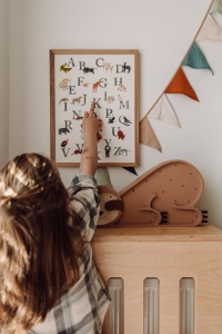 plakat w pokoju dziecięcym z angielskim alfabetem Hi Little