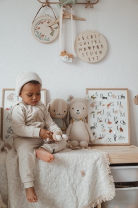 Pokój dziecka w stylu skandynawskim z plakatem alfabetu