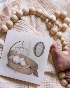 Kartka z okazji narodzin dziecka z ilustracją śpiącej myszki w kołysce