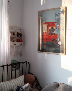 Ilustracja Gabi Pistor – myszka z popcornem i słoń w czerwonym wózku, plakat ścienny do pokoju dziecka.