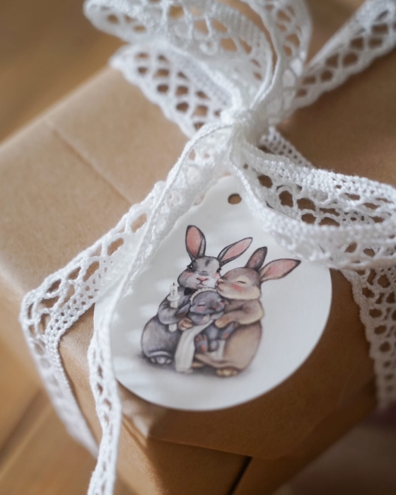 Prezent na chrzest ozdobiony papierową zawieszką Hi Little z ilustracją króliczków