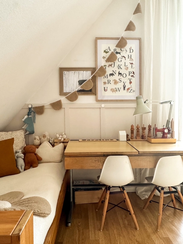 Plakat z alfabetem dla dzieci – kolorowe litery w pokoju maluszka