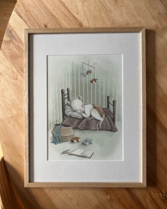 Plakat ze śpiącą myszką w ramie z passe partou. A4