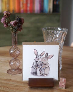 Delikatna kartka na chrzciny z ilustracją króliczej rodziny