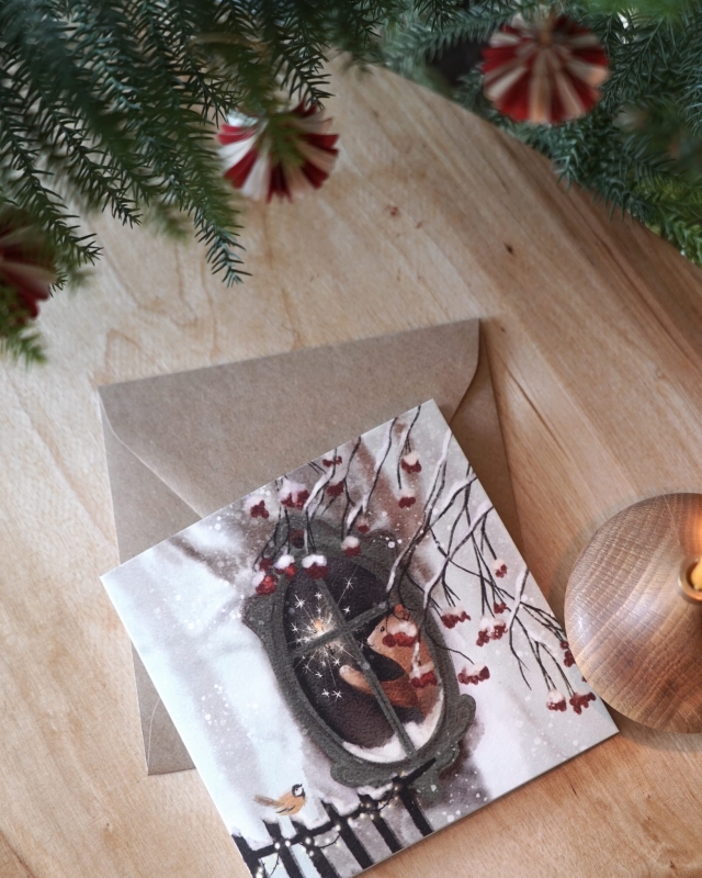 Dekoracja świąteczna ze świątecznym misiem w okienku wyczekującym pierwszej gwiazdki. Choinka na Boże Narodzenie.