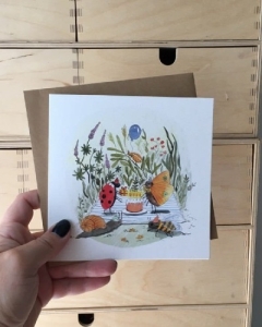Kartka z ilustracją ogrodu z bawiącymi się w nim owadami