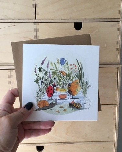 Kartka z ilustracją ogrodu z bawiącymi się w nim owadami