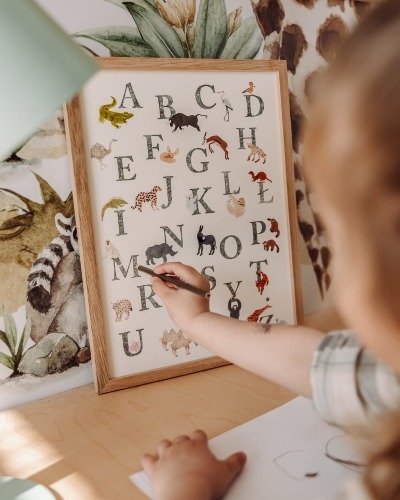 plakat do pokoju dziecka z polskim alfabetem Hi little