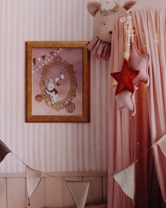 Plakat do pokoju dziecięcego „Kącik zabawy” – królik i myszka w ozdobnej ramie na pastelowym tle, ilustracja w stylu vintage