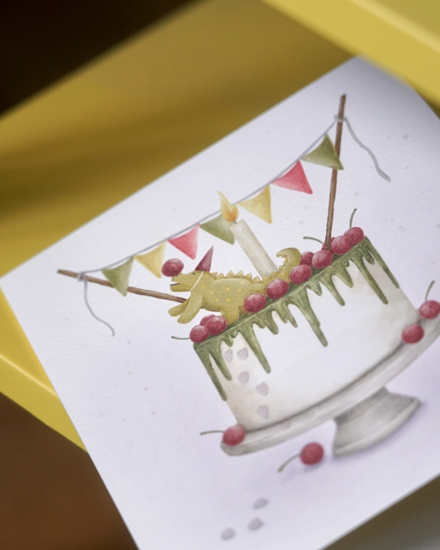 piękna kartka urodzinowa dla dziecka, które kocha dinozaury z ilustracją tortu, na którym siedzi figurka dinozaura.jpg